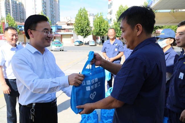 安全為本  情系職工——高溫季，安慶港華為職工撐起“遮陽傘”